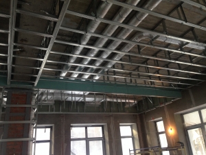 Прокладка воздуховодов за потолком помещения бассейна