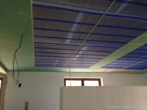 Монтаж капиллярных матов системы охлаждения на гипсокартонный потолок